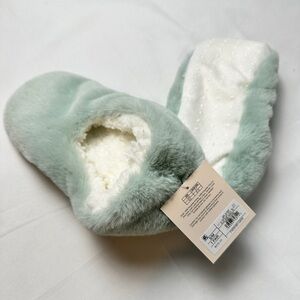 NWT - Cozy Green and White Fuzzy Slippers with grippers